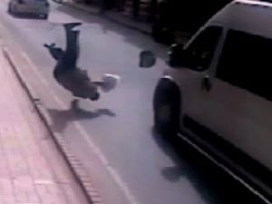 Minibüs çarptı yaşlı adam havaya uçtu