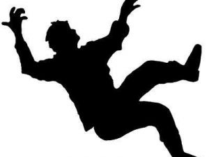 Konya'da bir kişi saman balyasının üzerinden düştü