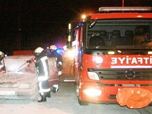 Seyir halindeki otomobilin motor kısmı yandı