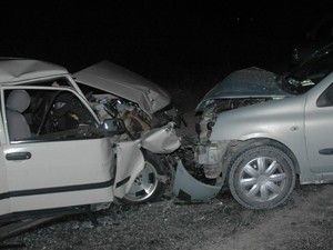 Otomobiller kafa kafaya çarpıştı: 5 yaralı