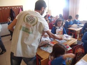 İnsani Yardım Vakfı öğrencilere kitap dağıttı