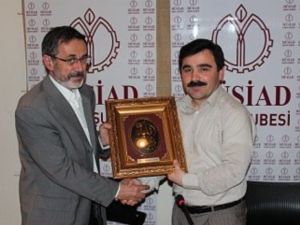 Müslüman dünyayı manevi görmeli