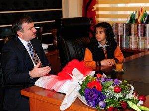 Başkan Akyürek koltuğunu Yağmur Başak'a devretti