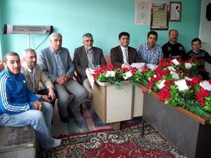 AGD Karapınarda vatandaşa gül dağıttı