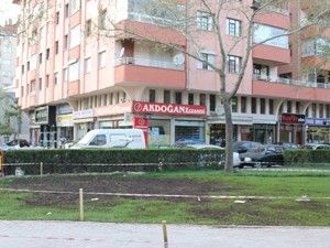 Muhtarlık binası yerini çimlere bıraktı
