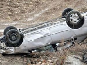 Ladik'te otomobil şarampole uçtu: 3 yaralı