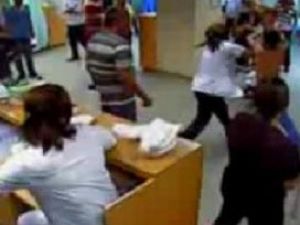 Kadın doktora yoğun bakımda dayak!