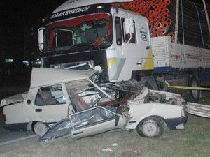 Işık ihlali yapan tır otomobili biçti: 1 ölü