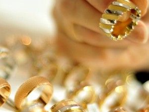 Altın yüzükleri taklitleriyle değiştirdiler