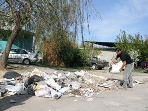 Esnaf, biriken çöp yığınlarından rahatsız