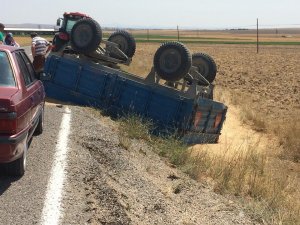 Kulu’da buğday yüklü römork devrildi