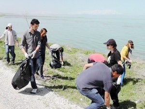 Öğrenciler göl sahilinde temizlik yaptı