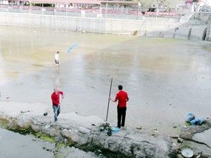 Beyşehir'de esnaf kanal temizliği yaptı