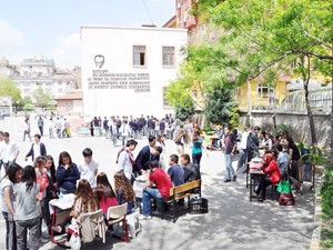 Öğrencilere rehberlik hizmeti veriyor