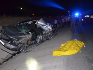 Otomobille kamyonet çarpıştı: 1 ölü 2 yaralı