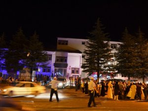 Kına gecesinde yakılan maytap salonu yakıyordu