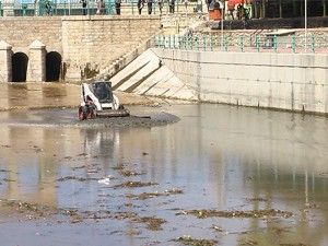 Beyşehir'de kanala kepçe indi