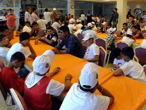 AKTİSAD, Hatay'dan gelen öğrencilere hediye dağıttı
