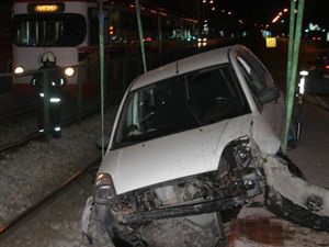 Kadın şöförün kullandığı otomobil tramvay yoluna girdi