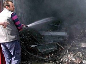 Kaportacı dükkanı, içindeki 2 otomobille birlikte yandı