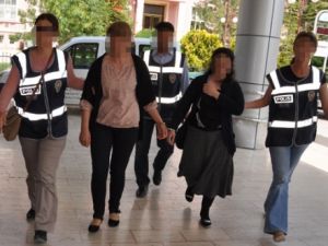 Uyuşturucu kuryesi iki kadın yakalandı