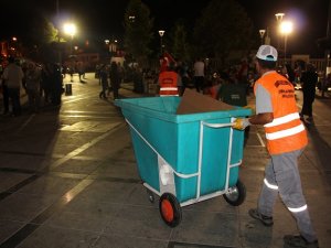 Mevlana Meydanı'nı her sabah yıkıyorlar