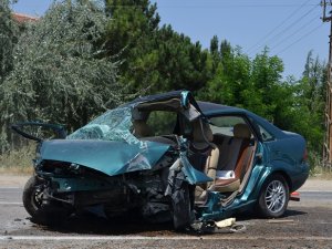 Otomobil aydınlatma direğine çarptı: 1 ölü