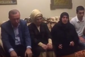 Erdoğan şehit evinde Kur'an okudu