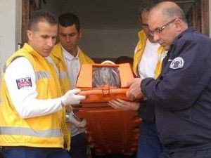 Banyoda düşüp yaralanan yaşlı kadını polis kurtardı