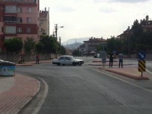 Şov için yolu kapattı