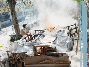 Okulun sıraları cayır cayır yandı