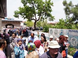 Müze girişinde izdiham yaşanıyor