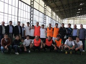 Bürokrat ve futbolcular halı sahada kapıştı