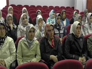 İşsiz kadınlara yönelik ''evde çocuk bakım'' kursu