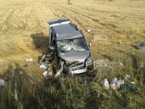 Hafif ticari araçla otomobil çarpıştı: 13 yaralı