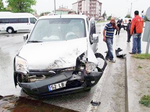 Kuluda öğrenci servisi, kamyonetle çarpıştı: 8 yaralı