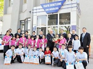 Aymazlı öğrenciler trafik polislerini unutmadı