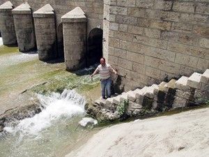 Su akışı kesilince kanaldan balık toplamaya çalıştılar