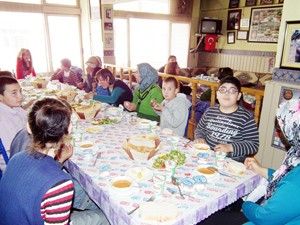 AKYÖRDER'den engelli öğrencilere yemek