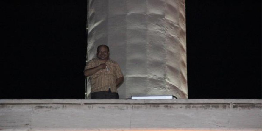 İntihar için caminin çatısına çıktı, sonra darbeyi protesto etti