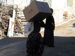 Dosteli Derbentte ihtiyaç sahiplerine yardım etti