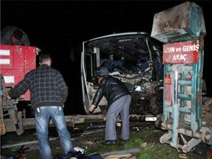 Yolcu midibüsü ile TIR çarpıştı: 1 ölü 20 yaralı