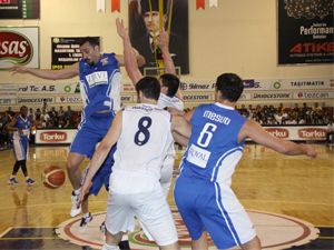 Selçuk avantaj yakaladı 73-72