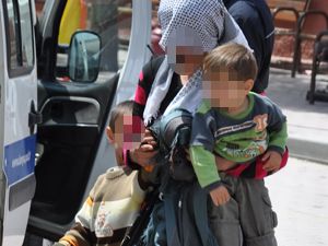 Darp edilen kadın çocuklarıyla polise sığındı