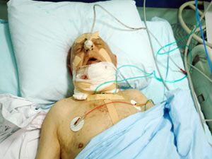 Önünde oturan yolcunun boğazını kesti