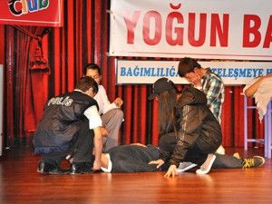 Tiyatro yarışmasında heyecan sürüyor