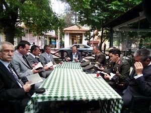 Akşehir protokolü parkta kitap okudu