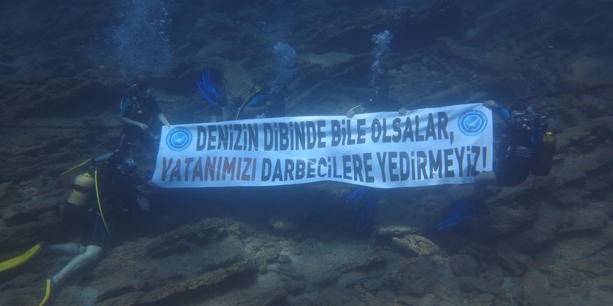 Konyalı dalgıçlardan, deniz altında FETÖ'ye tepki