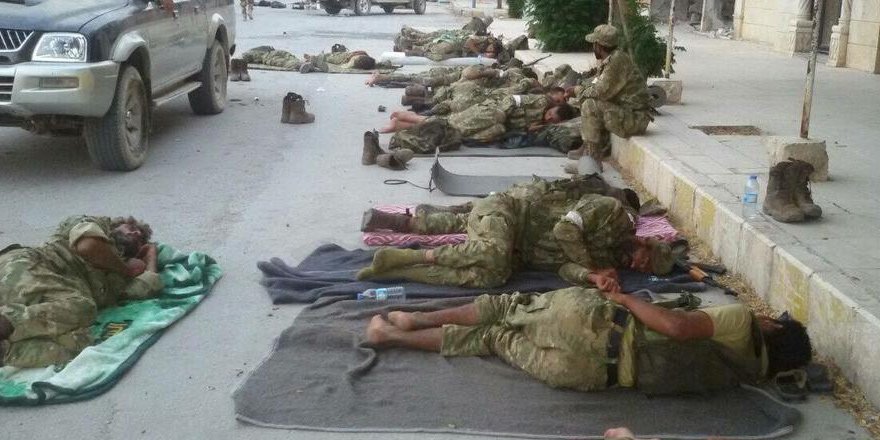 ÖSO askerleri sokaklarda uyuyor
