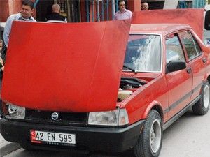 Gezmek için benzinleri bittikçe oto çaldılar